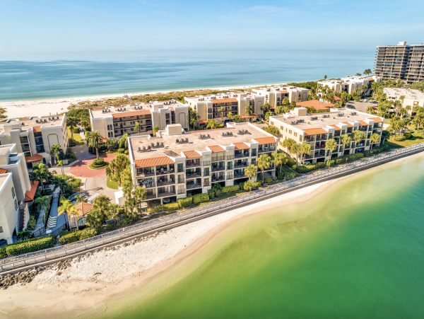 Luxurious Bayfront Condo Steps to beach